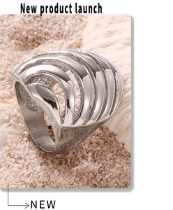 Detail van de holle golfstructuur en gehamerde textuur op de roestvrijstalen ring