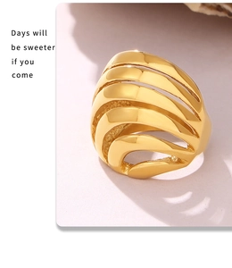 Macro-opname van 18K vergulde holle ring met minimalistisch gegraveerde tekst