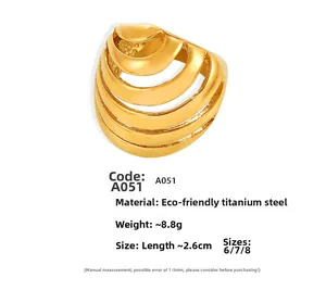 Detail van een gouden gelaagde golfring met maten, gewicht 8,8g en lengte van 2,6cm