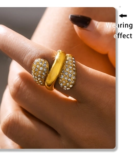 Gros plan sur la bague multicouche plaquée or 18 carats avec zircon brillant au doigt