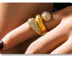 Macro d'une bague serpent plaquée or 18 carats avec cristaux de zircone micro-pavés