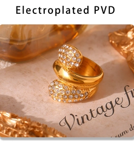 Détail de la bague spirale vintage plaquée PVD avec zircons étincelants