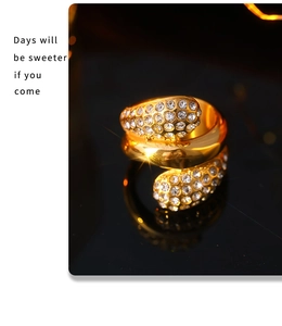 Détail d'une bague serpent plaquée or 18 carats et oxydes de zirconium sur fond miroir noir