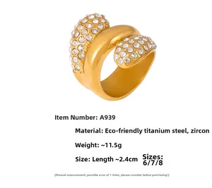 Détail macro d'une bague multicouche en acier titane doré avec pavé de zircons