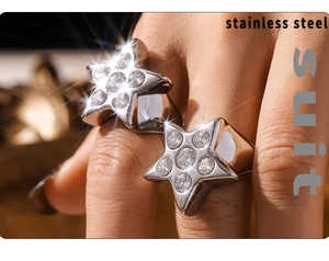 Detalle macro de anillos de estrella en acero inoxidable plateado con circonitas incrustadas