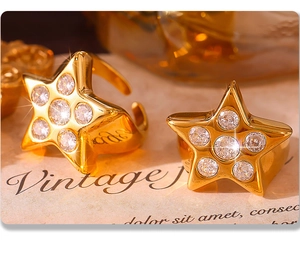 Detalle de anillo de estrella dorada con circonitas incrustadas y banda ajustable abierta