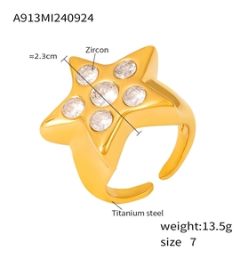 Detalle de anillo de estrella dorado con circonitas, talla 7 y peso de 13,5g