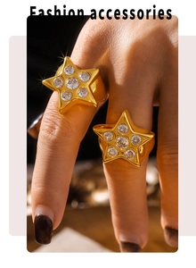 Primer plano de anillos de estrella dorados con circonitas redondas brillantes en racimo