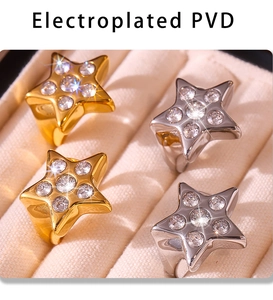 Vista de detalle de los anillos de estrella en oro y plata con circonitas incrustadas
