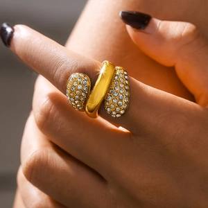 Bague multicouche plaquée or avec forme goutte et accents étincelants en zircon