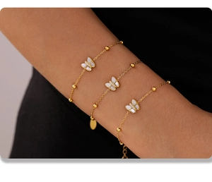Detail eines Schmetterling-Armbands mit Perlmutt und 18k Gold-Perlenkette