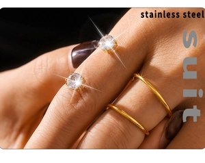 Gros plan d'une bague en acier inoxydable doré avec zircons 3A et finition polie