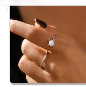 Vue détaillée d'une bague solitaire argentée avec zircon rond serti de 4 griffes