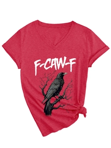 Dettaglio della t-shirt rossa con scollo a V, stampa grafica con corvo e nodo laterale