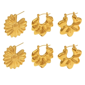 Tres pares de pendientes de aro de acero al titanio chapados en oro 18K con diseño ondulado