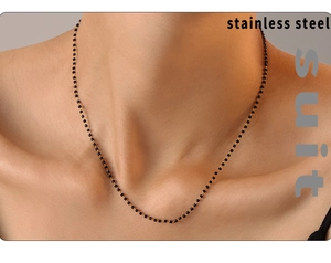 Collier minimaliste en acier doré avec petites perles carrées noires sur le cou