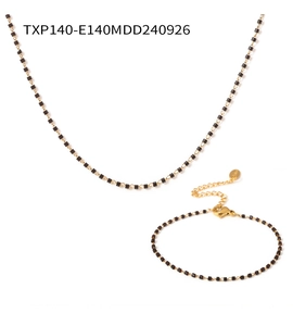 Détail de l'ensemble collier et bracelet en acier titane doré avec perles noires