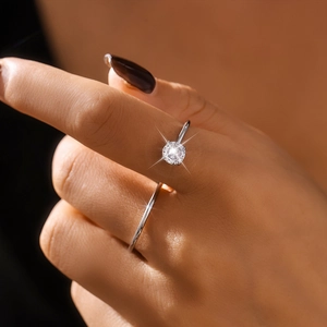 Bague élégante en argent avec un zircon taille brillant porté sur le doigt d'un mannequin