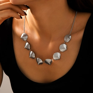 Silberne Muschelkette mit acht fächerförmigen Anhängern am Hals des Models