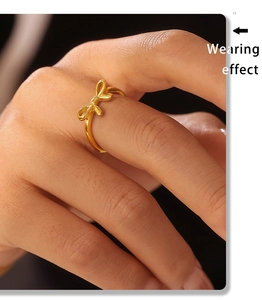 Effetto indossato di un anello a fiocco minimalista in acciaio inossidabile dorato