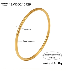 Dettaglio del bracciale rigido in acciaio dorato con diametro 6cm e chiusura laterale