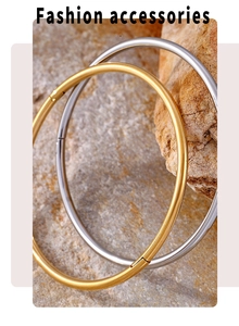Dettaglio di bracciali in acciaio inossidabile opaco oro e argento con cerniera
