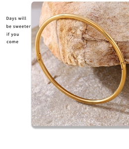 Bracciale rigido lucido in acciaio inossidabile placcato oro 18K PVD su pietra naturale