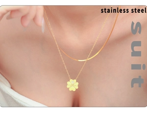 Detalle de collares de acero inoxidable con colgante de trébol corazón mama