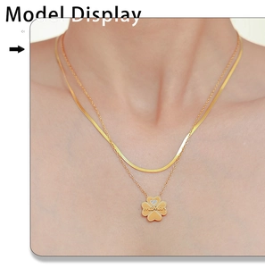 Collar de doble capa dorado con colgante de trébol maman y detalles de circonita