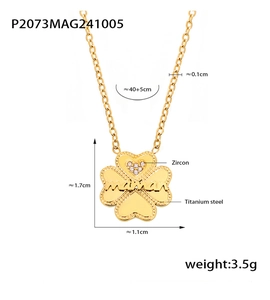 Detalle de collar de trébol de acero de titanio con colgante de corazón maman y circón
