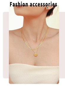 Vista detallada de collar de doble capa de acero titanio con trébol de corazón de circón