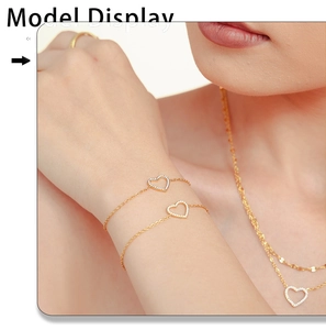 Détail du parure collier et bracelets en forme de cœur avec zircons dorés