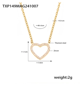 Détail du pendentif cœur serti de zircons avec sa chaîne en acier titane doré