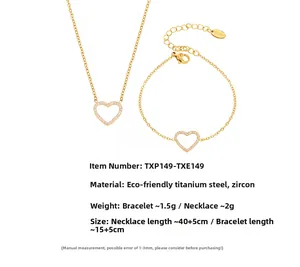 Détail de parure bijoux cœur en acier titane avec collier et bracelet sertis de zircon