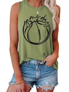 Détail du haut sans manches vert avocat Game Day avec motif basketball et short en jean