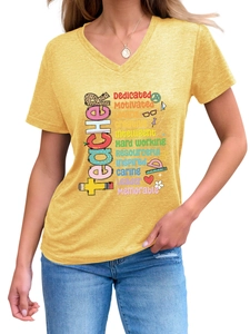 Détail du t-shirt jaune à col en V avec imprimé Teacher et mots de motivation