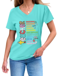 Détail du t-shirt turquoise à col en V avec texte Teacher coloré et motifs scolaires