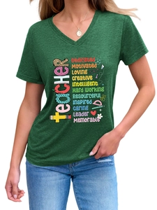 Détail du t-shirt col V vert chiné avec imprimé thématique enseignant et graphiques