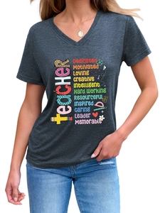 Détail du t-shirt col en V gris chiné foncé avec imprimé graphique coloré pour enseignant