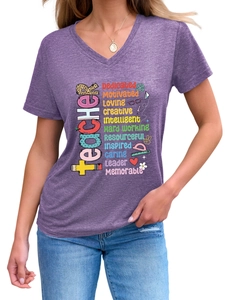 Détail d'un t-shirt violet à col en V avec motif enseignant coloré et texture de tissu doux