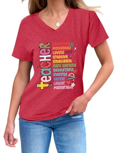 Détail d'un t-shirt rouge à col en V avec des motifs et mots inspirants pour enseignants