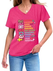 Détail du t-shirt rose pêche col en V avec motif Teacher et icônes scolaires