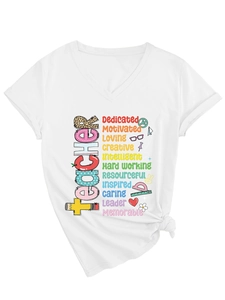 Détail du t-shirt blanc col V avec imprimé sur le thème des enseignants et icônes d'école