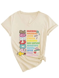 Détail du t-shirt enseignant beige à col en V avec typographie arc-en-ciel et nœud