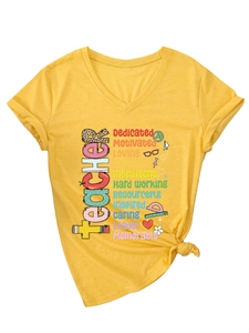 Détail du t-shirt jaune à col en V pour enseignant avec typographie colorée et nœud à la taille