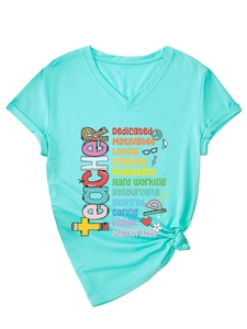 Détail du t-shirt vert menthe col en V avec typographie créative pour enseignante