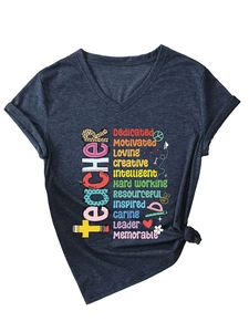 Détail du t-shirt enseignant à col en V avec imprimé artistique vertical et lettrage créatif