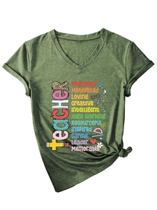Détail d'un t-shirt col en V vert armée avec motif enseignant et nœud latéral élégant