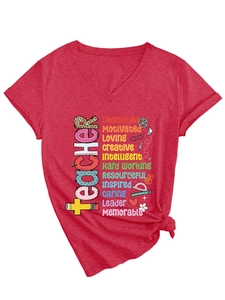 Détail d'un t-shirt rouge col en V pour enseignant avec imprimé et nœud sur le côté