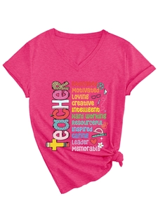 Détail du t-shirt col en V avec motif Teacher et texte de motivation sur fond rose